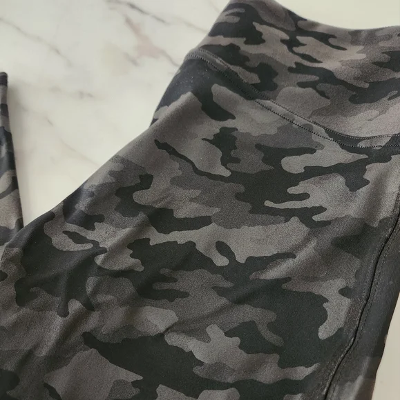Like New SPANX Faux leather camo leggings size‎ Medium - Picture 11 of 13